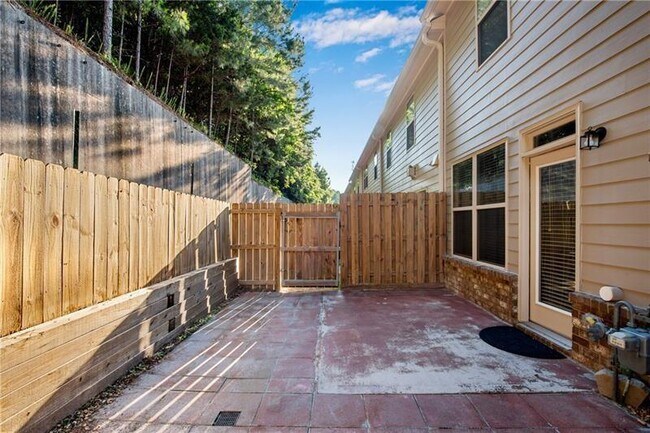 Building Photo - 2242 Knoxhill View