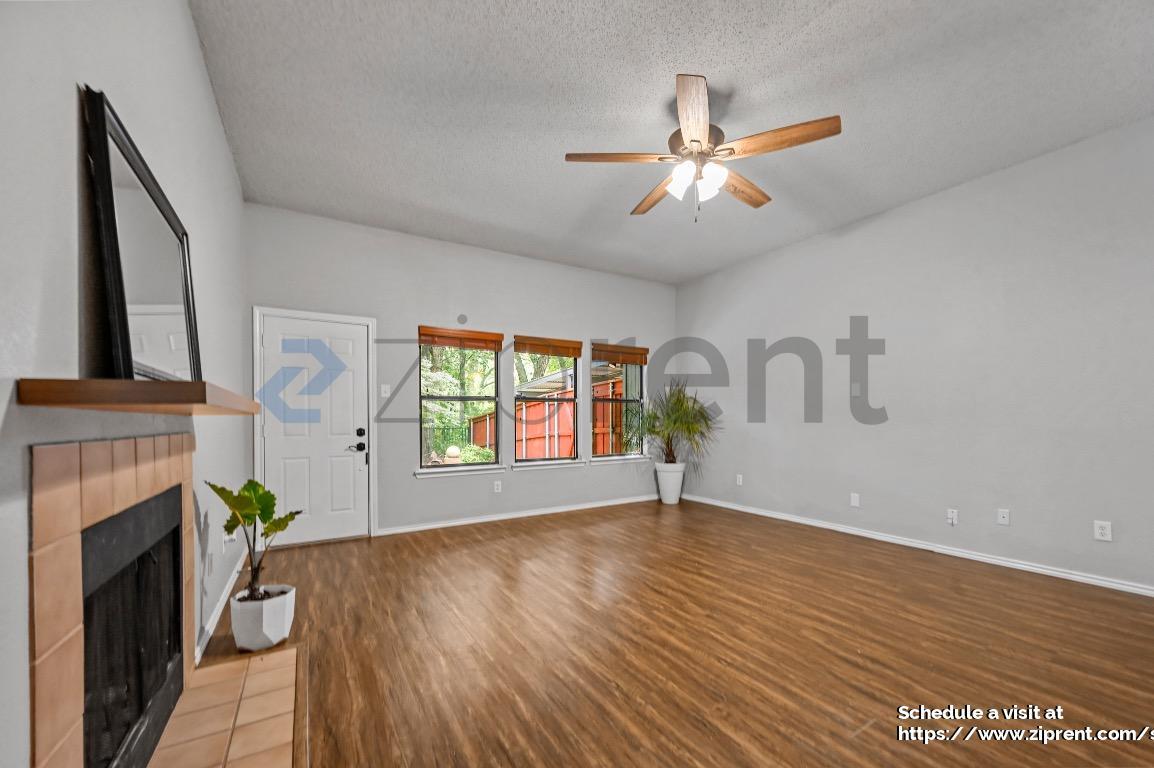 Building Photo - 2029 Oakglen Dr