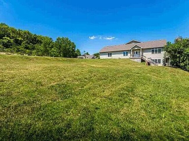 Building Photo - Large and Spacious Duplex Available