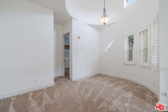 Building Photo - 5800 Seawalk Dr