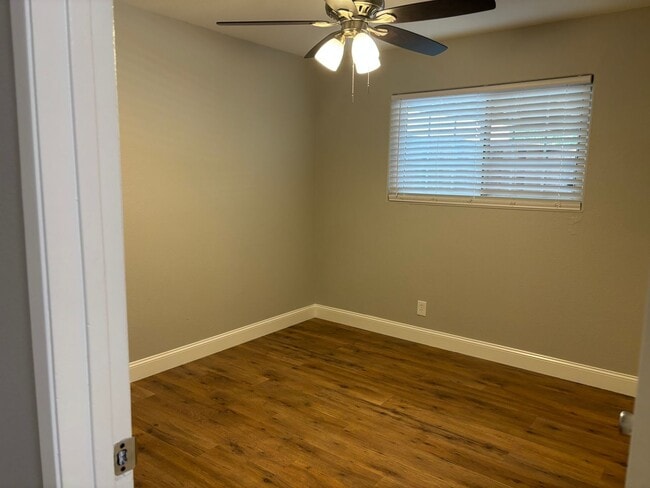 Building Photo - Terrific Brentwood location at the end of ...