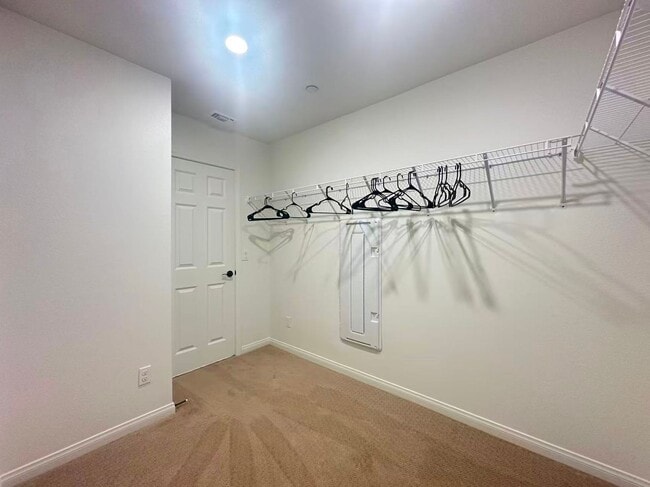 Building Photo - 3 BEDROOM HOME FOR LEASING IN Ontario