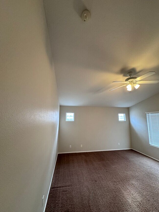 Building Photo - 3Bed/2.5Bath/2Car Residence located in North Las Vegas gated community!