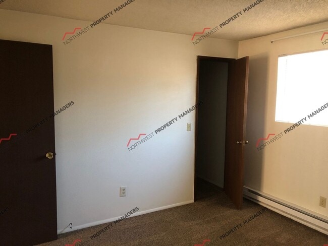 Building Photo - 1400-1402 Josephine Ct. S.E.