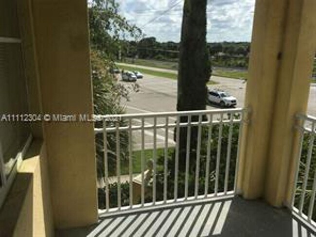 Building Photo - Greenhills-11032