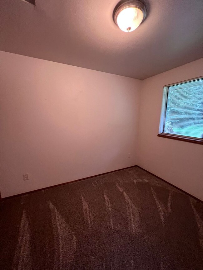 Building Photo - Clinton 2 bed 1.5 bath- 5 min from the Cli...