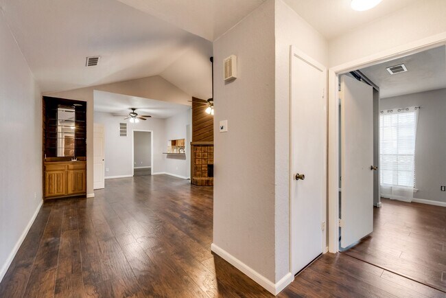 Building Photo - Spacious 2nd floor corner unit in Richardson