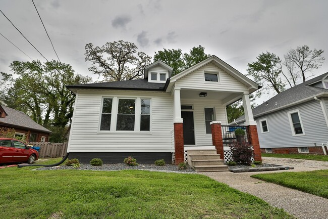 Building Photo - Newly Renovated Single Family Home