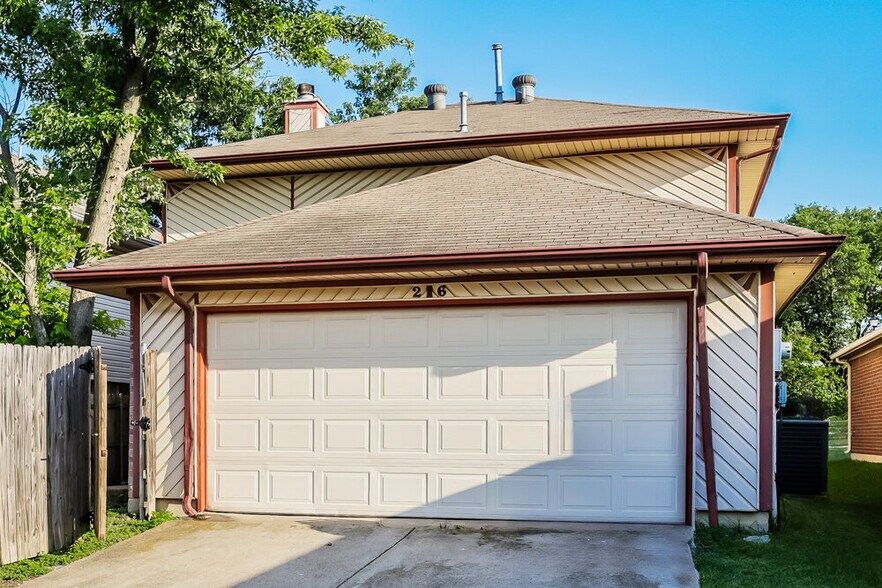 Building Photo - 216 High Pointe Ln