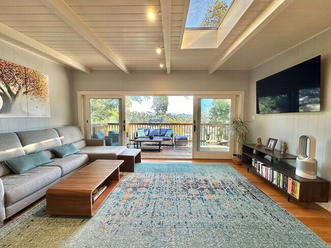 Building Photo - Gorgeous Hillside View, Modern Flat