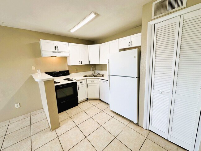 Building Photo - 4760 Walden Cir