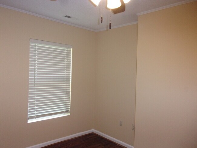 Building Photo - Recently Updated 2 Bedroom 1 Bath Home
