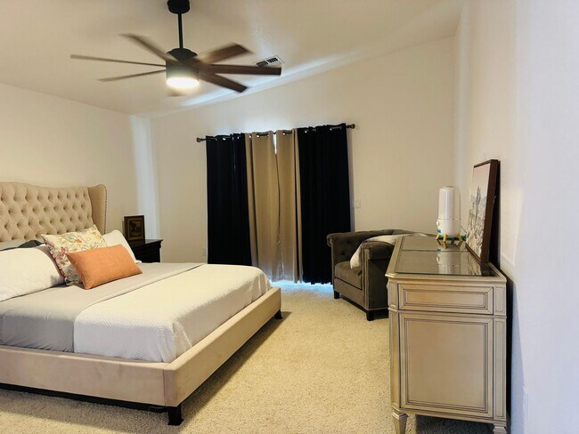 Building Photo - SHORT TERM RENTAL 3BD/2BA IN PRIVATE GATED...