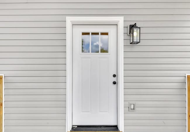 Building Photo - OPEN CONCEPT LIVING!!