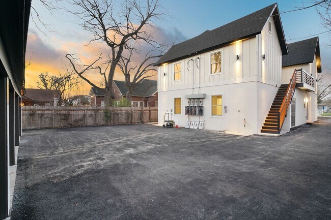 Building Photo - All Units Are Available With Brandnew Full Appliance Package