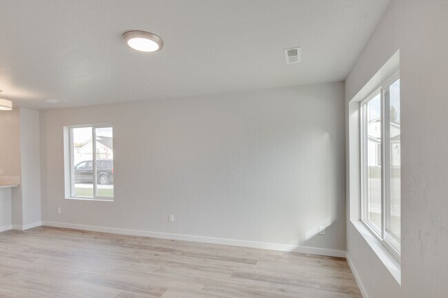 Building Photo - Beautiful 2 Bedroom Cottage Available!