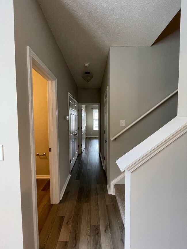 Building Photo - SPACIOUS 3bed/2.5bath TOWNHOME w/1st floor...