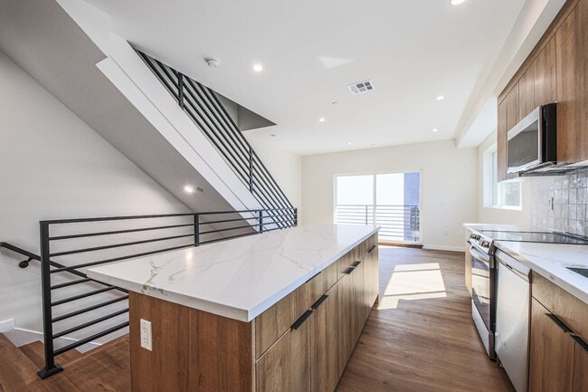 Building Photo - Ultra-Luxury Brand New 2 bed/2.5 bath and ...