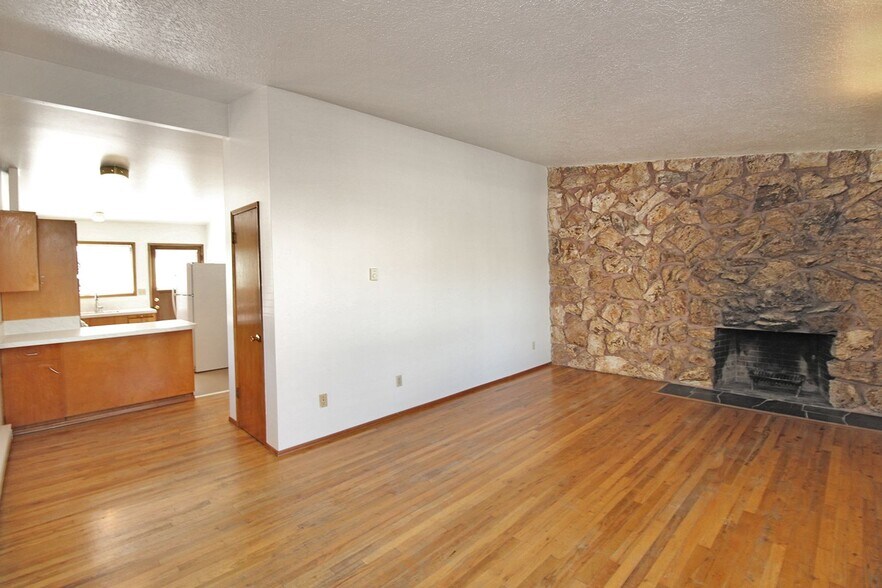 Building Photo - 631-631 NE 74th Ave
