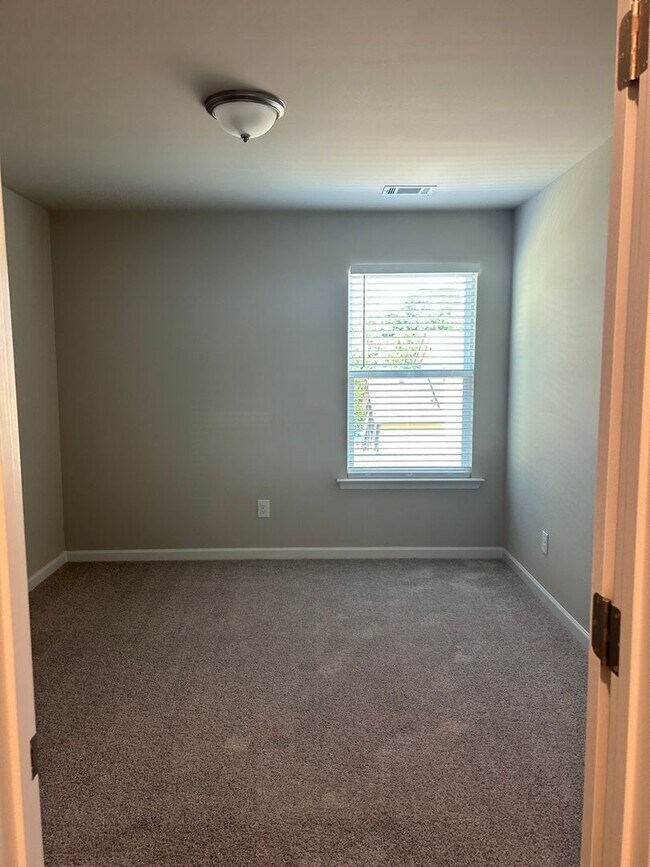 Building Photo - Spacious Brand New 4BR Townhome in Norcross