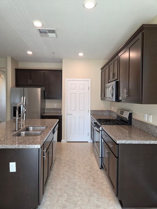 Building Photo - 1443 Greenbrier Dr