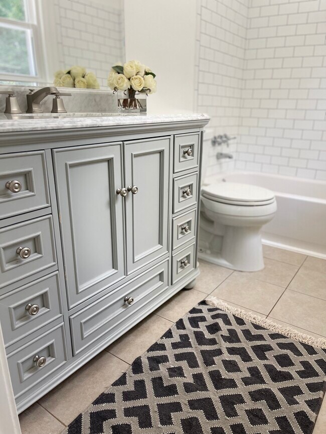 Building Photo - 717 Redwood Park