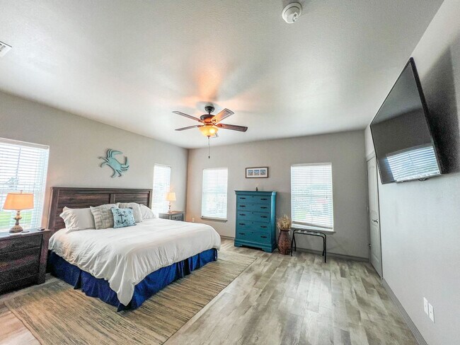 Building Photo - 4037 Summit Dr