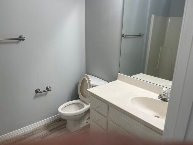 Building Photo - Newly Remodeled 2B/2B Apartment in the Hea...
