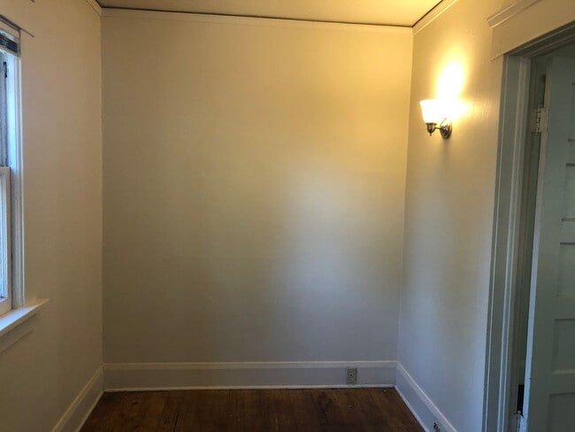 Building Photo - Vintage Campus House ~  3 bedrooms, 1.5 bath