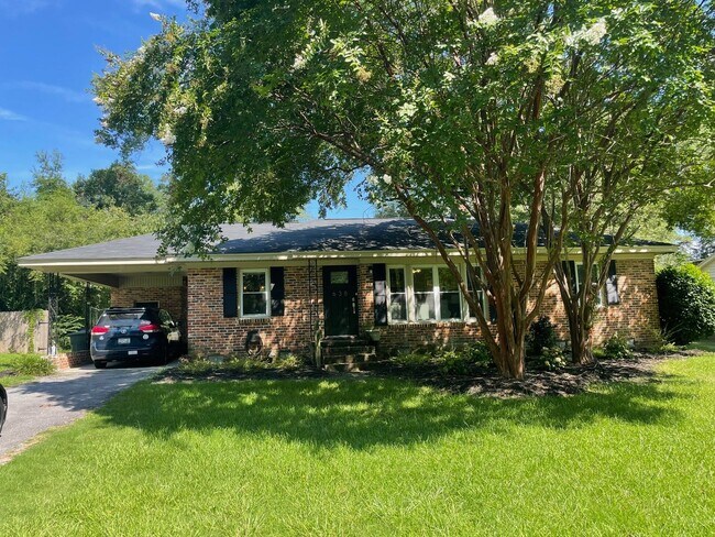 Building Photo - Updated 3 Bedroom Home