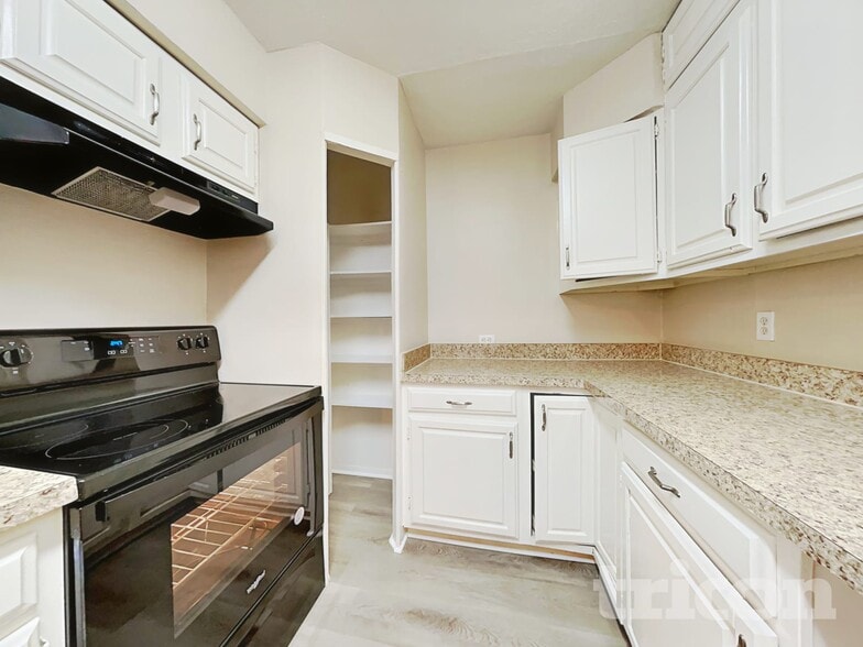 Building Photo - 711 Darnel Ln