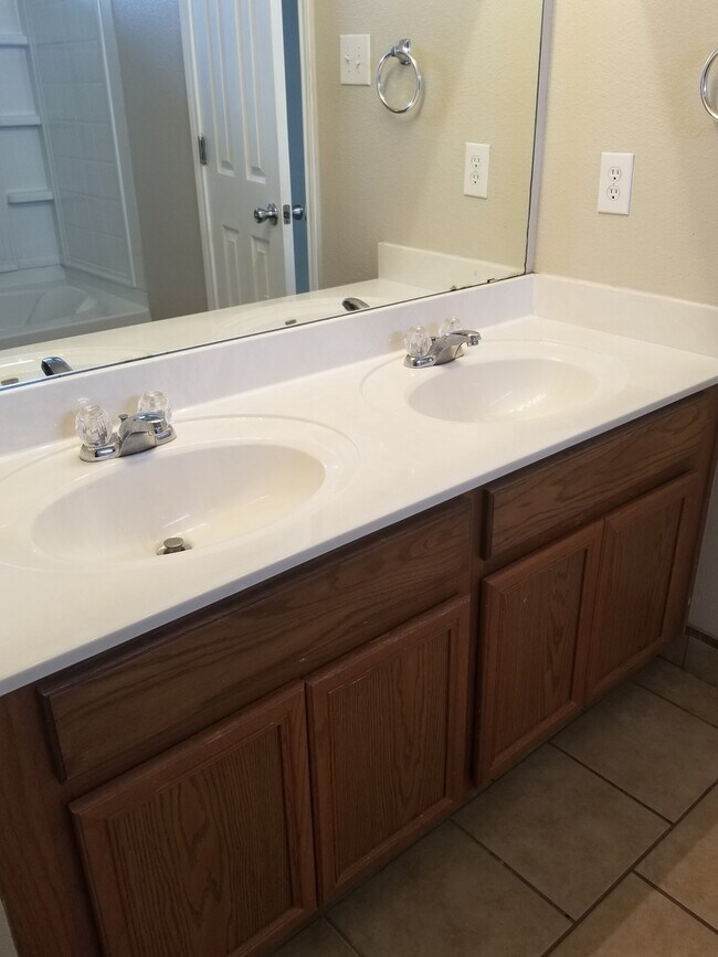 Building Photo - 5123 Fountain Hill