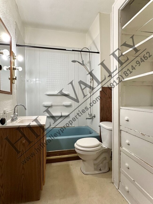 Building Photo - Two Bedroom Upper - All Utilities Paid