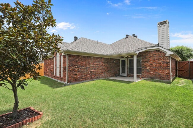 Building Photo - Gorgeous 3 Bedroom 2 Bathroom Home in North Garland!