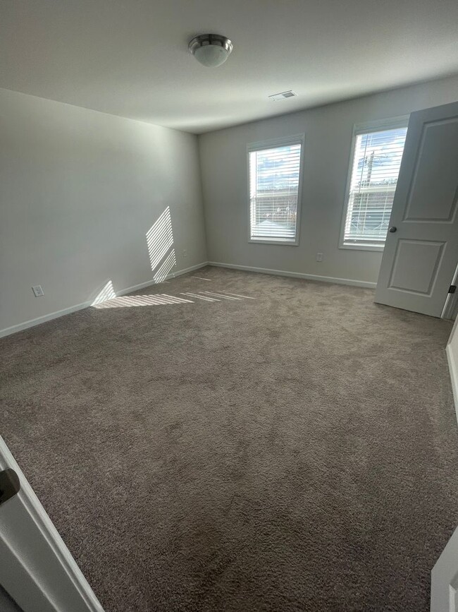 Building Photo - Lovely 3 bedroom 3 bath Lovely  Townhome i...