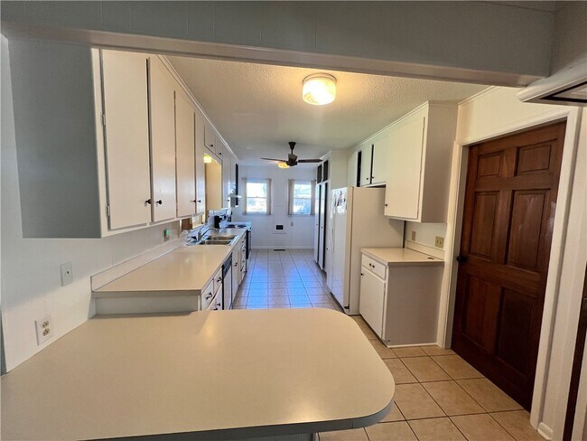 Building Photo - 1402 Westwood Ave