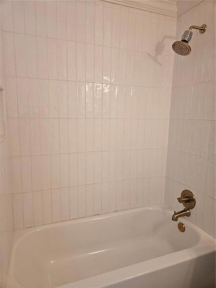 Building Photo - 320 Lakeview St