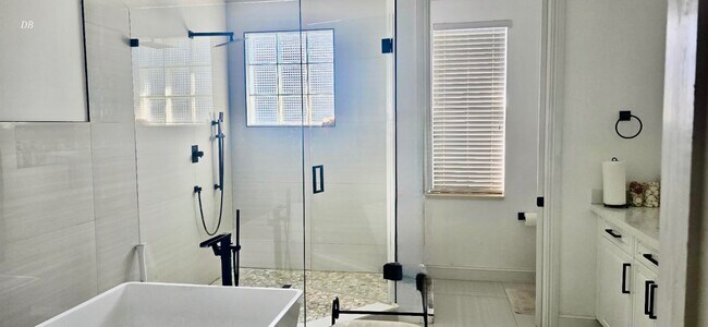 Building Photo - 400 SW 15th Dr