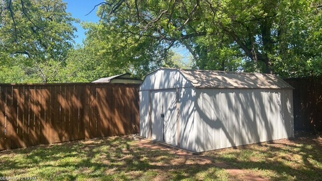 Building Photo - 903 Love Wood Ln