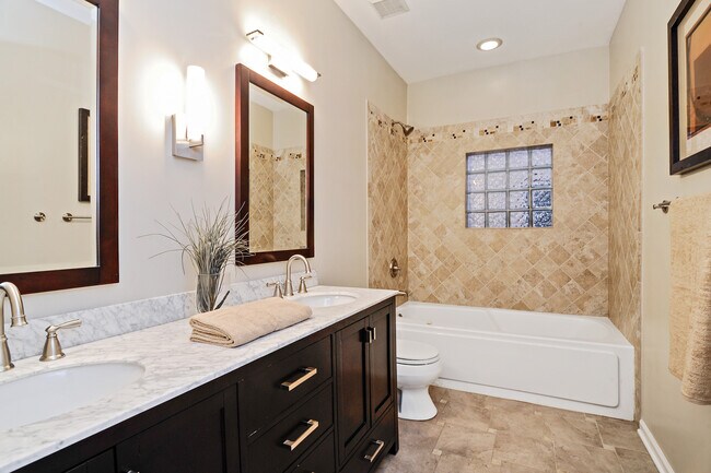 Master Bath - 3328 N Sheffield Ave