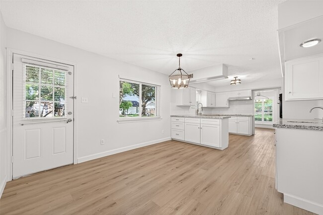 Building Photo - 10602 Longmont Dr