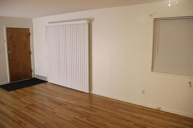 Building Photo - 6889 Country Lane