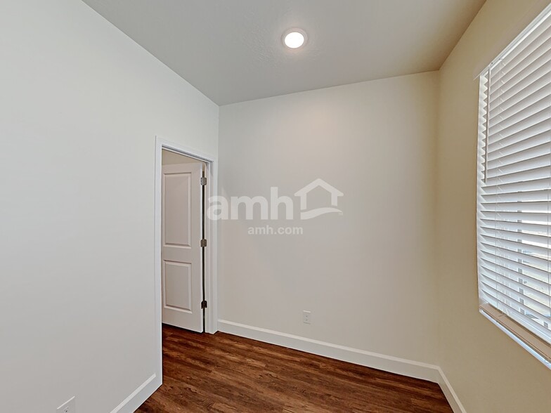 Building Photo - 1273 N Rickshaw Ln