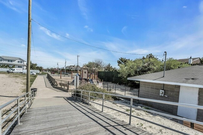 Building Photo - 1402 Bay Blvd