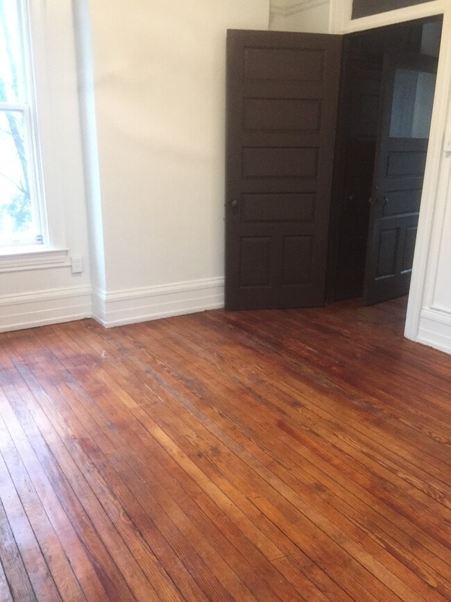 Building Photo - Spacious 2-3 Bedroom Historic Spacious Apartment near York College!