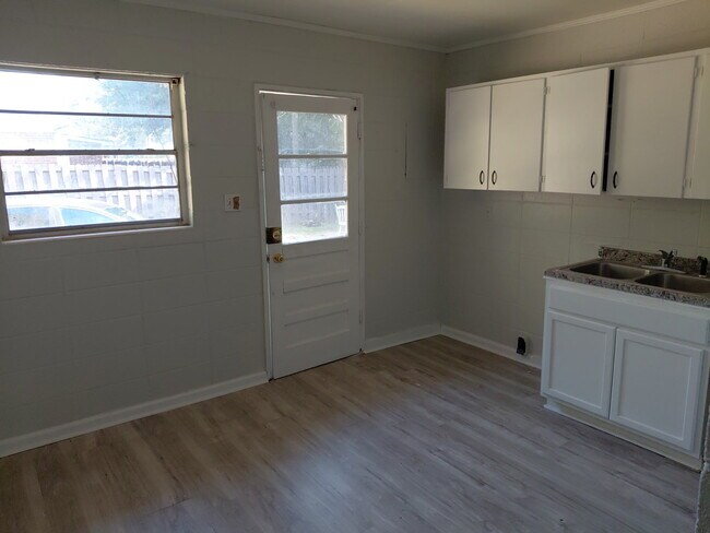 Building Photo - 821 7th Ave