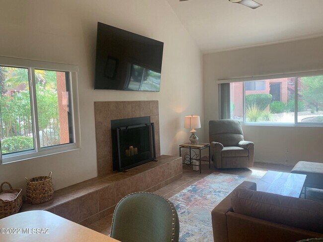 Building Photo - 5051 N Sabino Canyon Rd