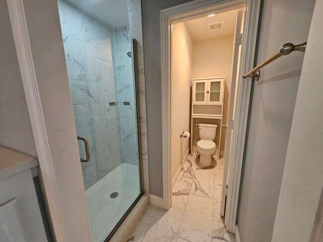 Building Photo - Move-in Special: 50% off second full month...