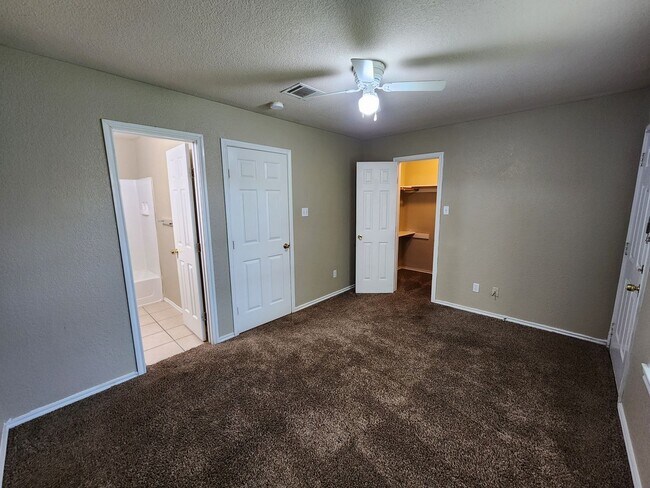 Building Photo - Roomy 3 Bedroom Duplex In S. Fort Worth
