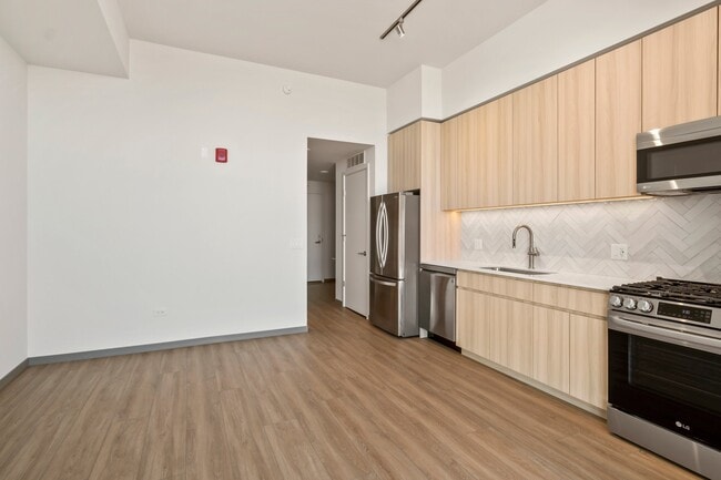 Building Photo - 507 S Damen Ave
